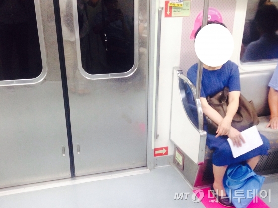 핑크색으로 도색된 지하철 5호선 임산부 배려석에 한 노인이 앉아 있다. /사진=남형도 기자