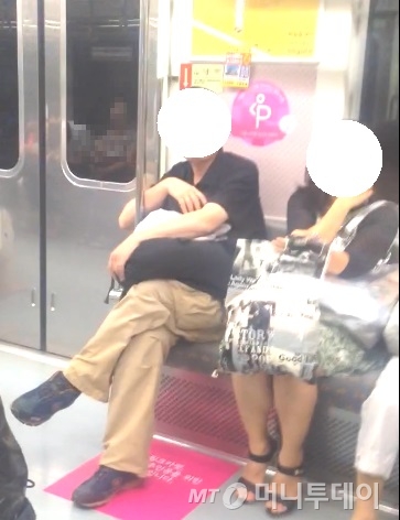 지하철 5호선 임산부 배려석에 한 중년 남성이 앉아 있다./사진= 남형도 기자