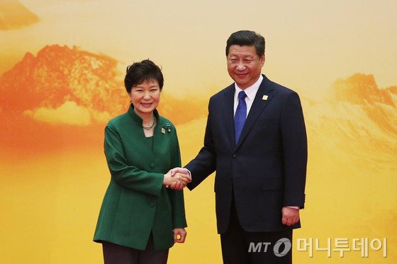 박근혜 대통령이 2014년 11월11일 오전(현지시각) 중국 베이징 옌치후 국제회의센터(ICC)에서 열린 APEC 정상회의에 참석해 시진핑 국가주석과 악수하고 있다. /사진=청와대