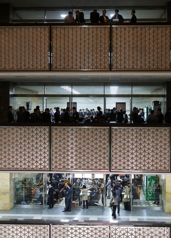  2014 국정감사 마지막 날인 서울 여의도 국회 상임위 앞 복도에서 피감기관 직원들이 분주한 모습을 보이고 있다. /뉴스1