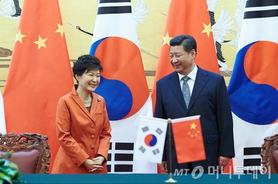 박근혜 대통령과 시진핑 중국 국가주석이 2014년 11월10일 베이징 인민대회당에서 열린 한국과 중국간 협정서명식에 앞서 웃으며 대화를 나누고 있다./ 사진=청와대