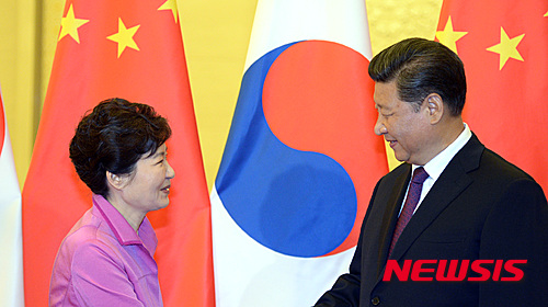 박근혜 대통령과 시진핑 중국 국가주석이 2일 오후 중국 베이징 인민대회당에서 한-중 정상회담을 위해 만나 악수하고 있다./ 사진=뉴시스