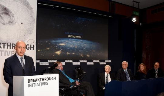 (왼쪽부터) 인터넷 투자자 유리 밀너, 물리학자 스티븐 호킹, 천체 물리학자 마틴리스, SETI 연구 선구자 프랭크 드레이크, 코스모스 스튜디오 앤 Druyan의 공동 설립자이자 CEO, UC 버클리 천문학 교수 제프 마시