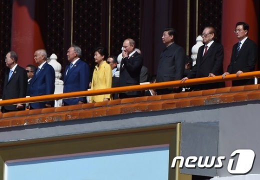 중국 정부의 '항일전쟁·반(反) 파시스트 전쟁승리 70주년' 기념 열병식(군사 퍼레이드)이 3일(현지시간) 오전 10시 거행된 가운데 시진핑 중국 국가주석(우측 3번째)과 박근혜 대통령(좌측 4번째), 블라디미르 푸틴 러시아 대통령(우측 4번째), 반기문 유엔 사무총장(좌측 1번째), 장쩌민 전 국가주석(우측 2번째), 후진타오 전 국가주석(우측 1번째) 등이 텐안먼 광장이 내려다보이는 성루에서 행사를 지켜보고 있다. © AFP=뉴스1 / (베이징 AFP=뉴스1) 최종일 기자 © News1