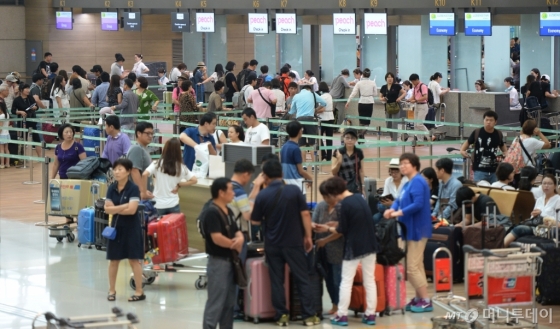 지난달 여름휴가를 맞아 해외 떠나는 여행객들로 인천국제공항 출국장이 붐비고 있다. /사진제공=뉴스1