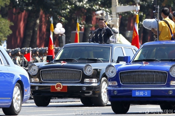 중국 국장을 단 시진핑의 열병식 사열 차량. 