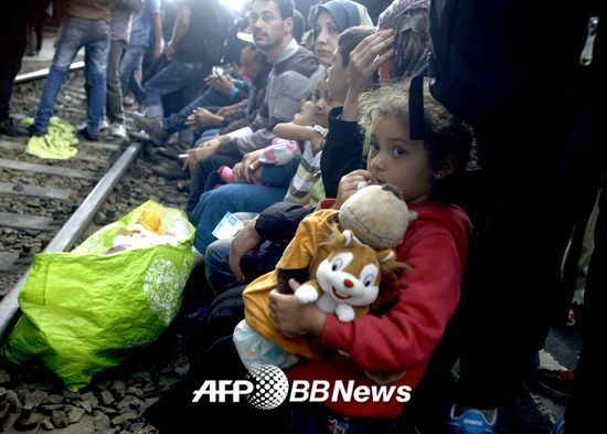 3일 헝가리 부다페스트 철도에 앉아 열차를 기다리고 있는 난민들의 모습/사진제공=AFPBBNews
