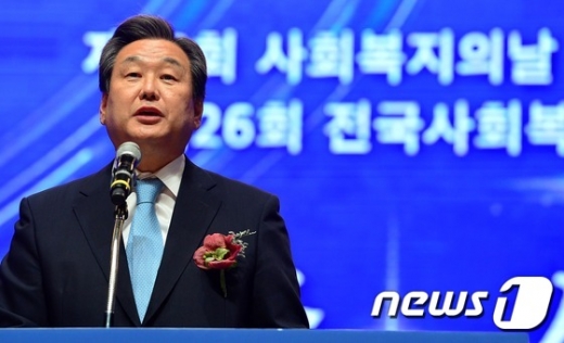 [사진]사회복지의 날 기념식 축사하는 김무성 대표