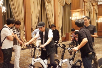 10일 서울 임피리얼 팰리스 호텔에서 열린 '베스비(BESV) 론칭쇼'에서 참가자들이 베스비 자전거를 시승해보고 있다. /사진=듀라클 제공