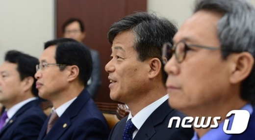 [사진]의원들 질문에 답하는 이인복 중앙선거관리위원장