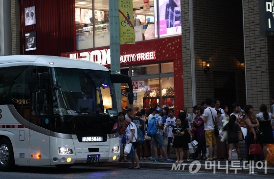 일본 도쿄 긴자거리에 면세점 라옥스에서 관광버스에 탑승하는 유커들 모습/사진=김유경 기자<br>

