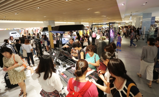 21일 오픈한 현대백화점 U-PLEX 판교점 4층 스타일난다 매장에서 고객들이 쇼핑을 즐기고 있다. /사진제공=스타일난다