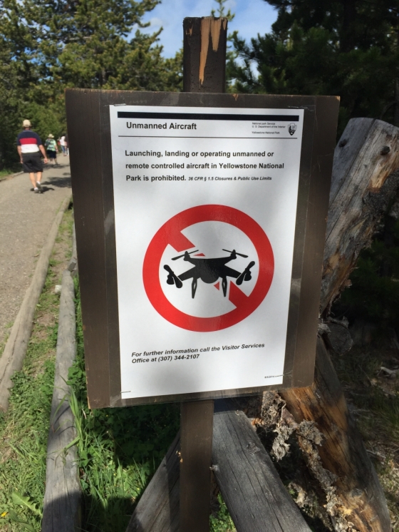 6월 20일 미국 옐로우스톤 국립공원에 ‘공원에서 드론 을 날리는 행위가 금지돼 있다’고 알리는 표지판이 세워져 있다. /사진=황장석 저널리스트 