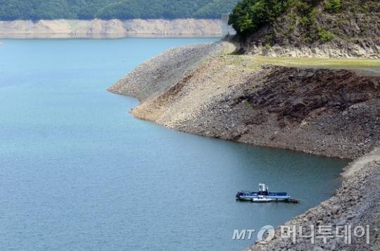 극심한 가뭄이 이어지던 6월 19일 강원 춘천시 소양강댐 수위가 댐 준공 이후 역대 최저치에 근접하고 있다. 2015.6.19/뉴스1