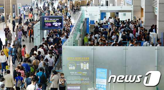지난 25일 인천국제공항 출국장이 이용객들로 붐비고 있다. / 사진=뉴스1