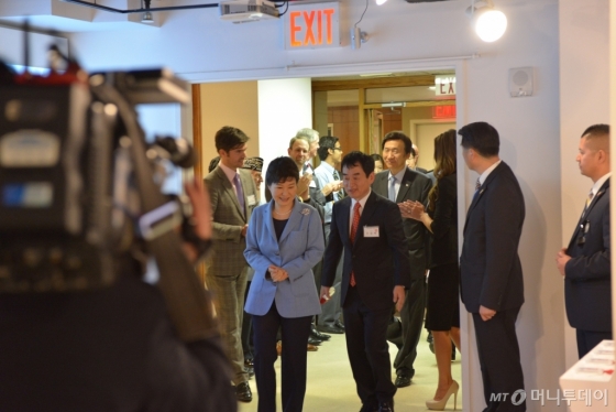 박근혜 대통령이 28일 오후(현지시간) 미국 뉴욕 한국문화원에서 열린 '국가브랜드전시 및 케이컬처 체험행사'에 들어서고 있다. /사진제공=문화체육관광부<br>
