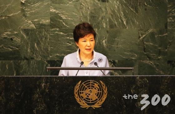 박근혜 대통령이 26일(현지시간) 오전 유엔본부에서 열린 유엔 개발정상회의에서 기조연설하고 있다./사진=청와대