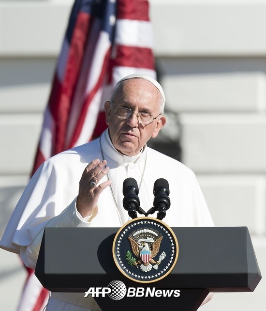 프란치스코 교황이 23일 워싱턴 백악관에서 열린 공식 환영식에서 연설을 하고 있다./AFPBBNews=뉴스1