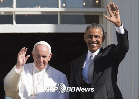 프란치스코 교황이 23일 워싱턴 백악관에서 열린 공식 환영식에서 버락 오바마 미국 대통령과 손을 흔들고 있다./AFPBBNews=뉴스1