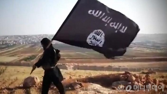 김군이 터키에서 실종될 당시 그의 집 컴퓨터에서 발견된 사진. 수니파 극단주의 무장단체 이슬람국가(IS)의 깃발을 IS대원이 흔들고 있다.