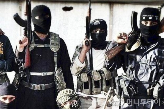 IS에 가담해 활동중인 영국인 지하디스트 ‘아부 압둘라 알 브리타니’가 트위터에 공개한 IS 대원들의 사진 /사진=아부 압둘라 알 브리타니 트위터<br>
