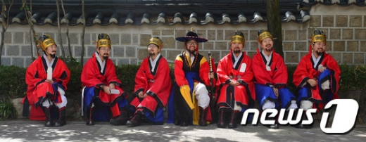 [사진]'조선시대 복장에 웃음짓는 여고생들'