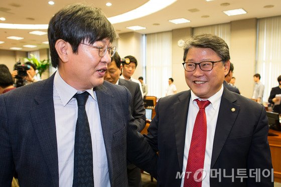  새정치민주연합 이춘석(왼쪽), 새누리당 조원진 원내수석부대표. 2015.9.1/뉴스1  