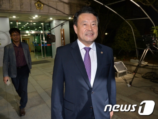 [사진]전체회의 마친 김대년 선거구획정위원장