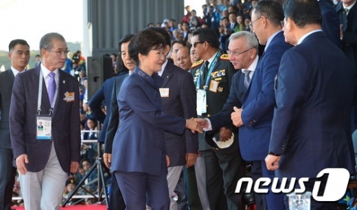 [사진]내빈들과 인사하는 박 대통령