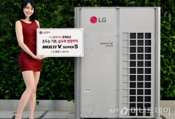 서울 영등포구 여의도동 소재 LG트윈타워에서 모델이 시스템에어컨 세계 최초로 습도까지 감지하는 LG전자 '멀티브이 슈퍼5'를 소개하고 있다./사진제공=LG전자