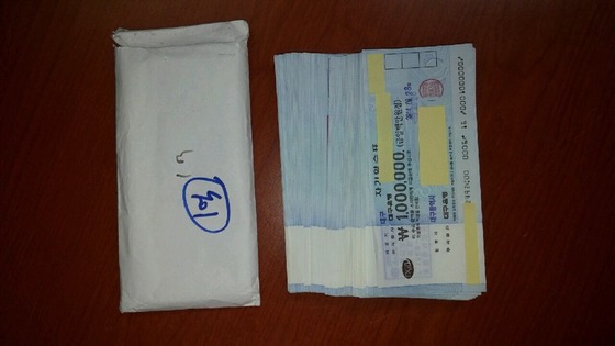  서울 수서경찰서는 지난 3일 오전 11시55분쯤 김모(63)씨가 서울 강남구 타워팰리스 쓰레기장에서 수표가 들어있는 봉투를 주웠다는 신고를 했다고 밝혔다.   경찰에 따르면 김씨가 전날 저녁 7시30분쯤 발견한 수표는 100만원권 100장, 1억원으로 모두 편지봉투에 들어있었다./사진=뉴스1