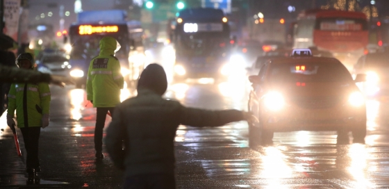 지난해 12월 10일 밤 서울 종로 1가 대로변에서 한 택시가 경찰의 승차거부 집중단속이 벌어지는 동안 단속을 비웃기라도 하듯 승객들을 지나쳐 달리고 있다./사진=뉴스1