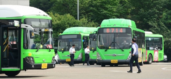 서울시내 버스 파업을 하루 앞둔 24일 오후 서울 양천버스공영차고지에 시내버스들이 주차 돼 있다./사진=뉴스1