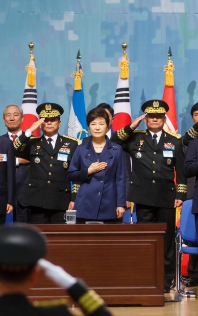 박근혜 대통령이 1일 오전 충남 계룡대 대강당에서 열린 '건군 제67주년 국군의 날 기념식'에 참석해 국기에 대한 경례를 하고 있다./ 사진=뉴스1