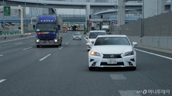 토요타의 자동운전 실험차가 지난 6일 고속도로를 주행하고 있다. /사진제공=한국토요타 <br>