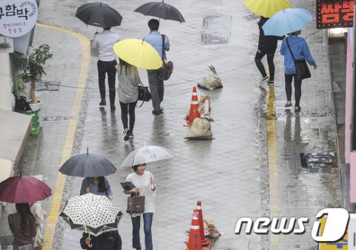 토요일인 10일은 전국에 비가 오는 가운데 찬바람이 불어 쌀쌀하겠다. /뉴스1 © News1 황희규