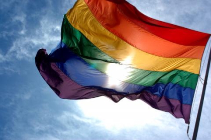 동성애자들의 정체성을 상징하는 무지개색 깃발 