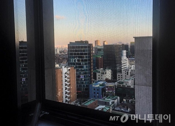 창밖으로 보이는 아침 강남 풍경/사진=이지혜 기자 