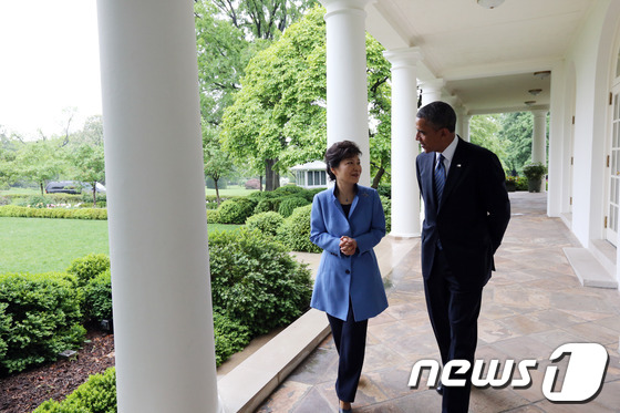 박근혜 대통령이 2013년 5월7일(현지시각) 미국 워싱턴 백악관 로즈가든에서 버락 오바마 미국 대통령과 산책을 하고 있다. 사진=뉴스1 (청와대 제공)