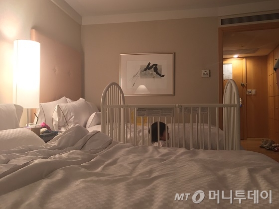 야간에 아이폰으로 찍은 사진. 방 밝기를 보여주기 위해 보정하지 않았다. /사진=이지혜 기자 