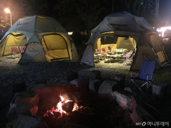 한우 모듬 4인분이 5만원인 정육식당 '고기쟁이' 야외에는 텐트도 있어 캠핌 기분도 낼 수 있다/사진=이지혜 기자 