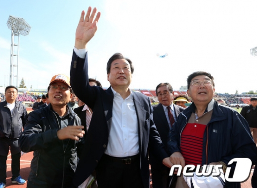 [사진]손 흔들며 인사하는 김무성 대표
