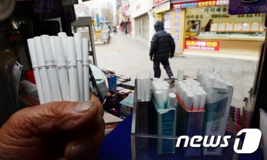 서울 종로의 한 가판대에서 1개비당 300원씩 팔리는 일명 '개비담배' 모습/뉴스1 © News1
