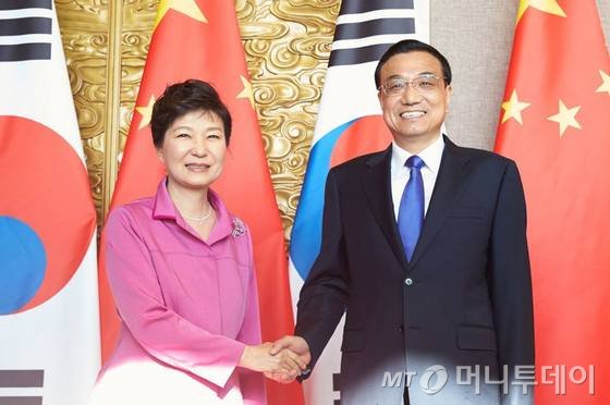  박근혜 대통령이 9월2일 오후(현지시간) 중국 베이징 댜오위타이(釣魚臺)에서 리커창(李克强) 중국 총리와 면담을 갖기 앞서 악수를 나누고 있다./ 사진=뉴스1 (출처=청와대)