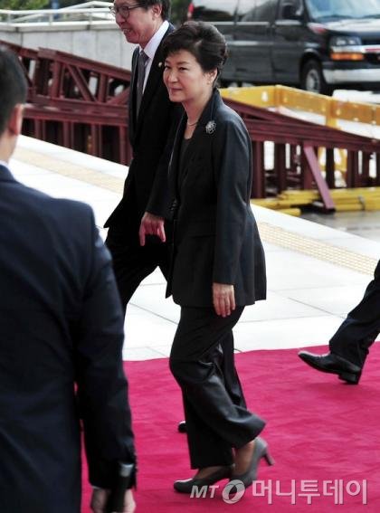  박근혜 대통령이 27일 오전 국회에서 시정연설을 하기위해 입장하고 있다./사진=뉴스1