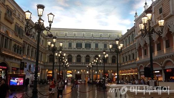 마카오 코타이 최초의 복합리조트 '베네시안' 실내. 이탈리아 베네치아를 모티브로 한 쇼핑몰. /사진= 김유경기자