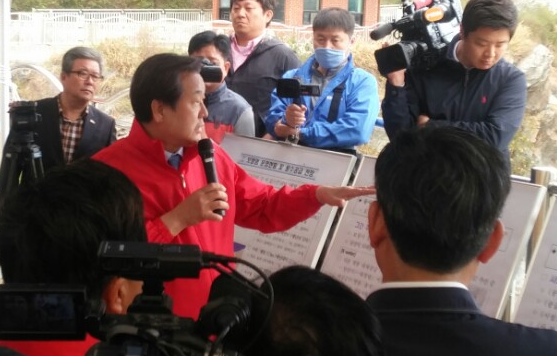 김무성 새누리당 대표가 28일 오후 충남 소재 보령댐을 찾아 창남 서부지역 가뭄 현황을 점검하고 있다./사진= 이하늘 기자