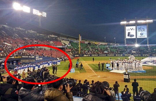 삼성 선수단이 두산의 우승 시상식을 끝까지 지켜보며 축하해주고 있다. /사진=김우종 기자<br>
<br>
