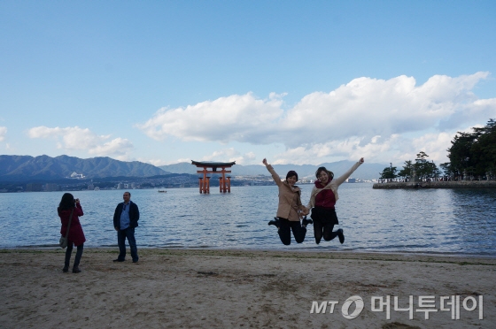 일본삼경 미야지마 이쓰쿠시마신사. 바다 위에 세워진 대형 도리이는 이곳의 상징이자 인기 사진 촬영지다/일본 히로시마·사진=이지혜 기자