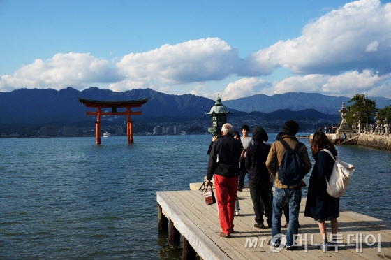 신사 안에서 도리이를 배경으로 사진을 찍는 여행객들. 이쓰쿠시마를 대표하는 아이콘이다/일본 히로시마·사진=이지혜 기자